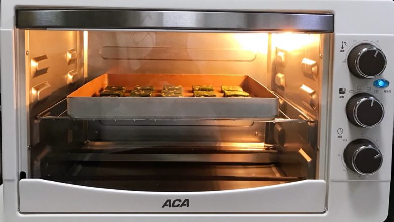 抹茶开心果饼干,入预热好的ACA北美电器MS32G烤箱中层，上下火175度约13分钟。