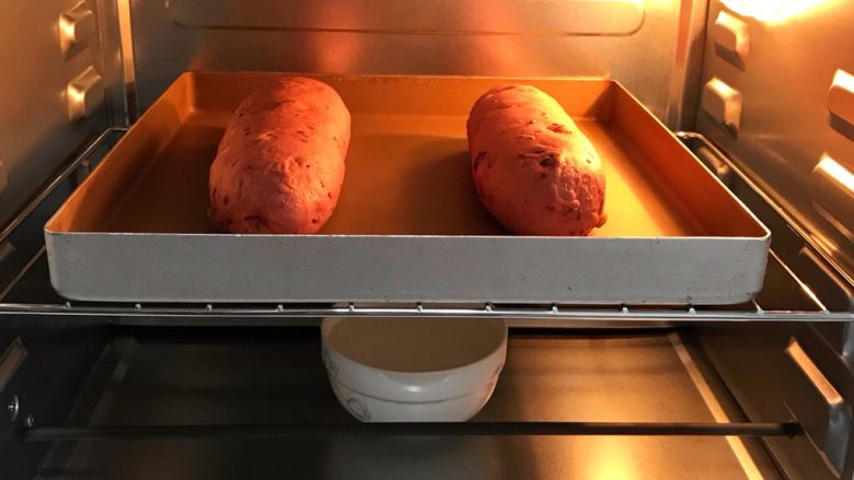 亚麻籽果仁软欧,把面团放入烤箱内进行二发，在烤箱里放碗热<a style='color:red;display:inline-block;' href='/shicai/ 156925'>水</a>保持温度和湿度。