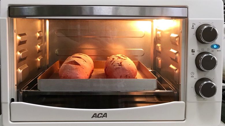 亚麻籽果仁软欧,入预热好的ACA北美电器MS32G烤箱中，设置加湿烘烤，上下火180度20分钟，面包表面上色后可盖锡纸，防止颜色烤深。