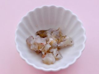 海虾时蔬双米粥（宝宝辅食）,把虾用刀切成小丁，加入少许盐和胡椒粉，少许盐调味后，腌制10分钟。