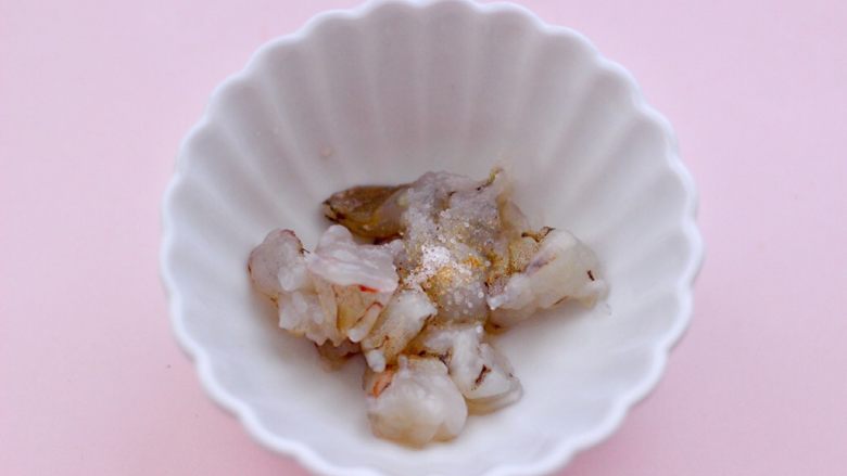 海虾时蔬双米粥（宝宝辅食）,把虾用刀切成小丁，加入少许盐和<a style='color:red;display:inline-block;' href='/shicai/ 720'>胡椒粉</a>，少许盐调味后，腌制10分钟。