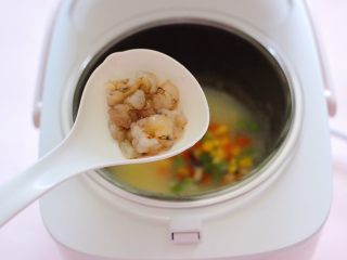 海虾时蔬双米粥（宝宝辅食）,再放入提前腌制好的海虾丁。