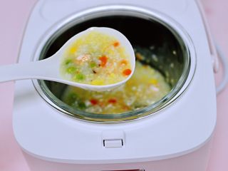 海虾时蔬双米粥（宝宝辅食）,盖上锅盖完成煮粥的模式后，加入少许盐调味即可。
