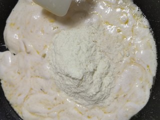 网红雪花酥,再倒入奶粉搅拌，使奶粉和棉花糖均匀融合在一起