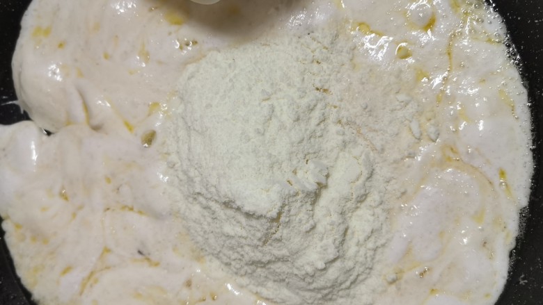 网红雪花酥,再倒入奶粉搅拌，使奶粉和棉花糖均匀融合在一起