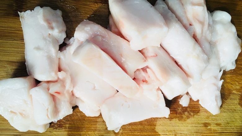 熬猪油,把洗净的猪油切成块状，不要切的太小。