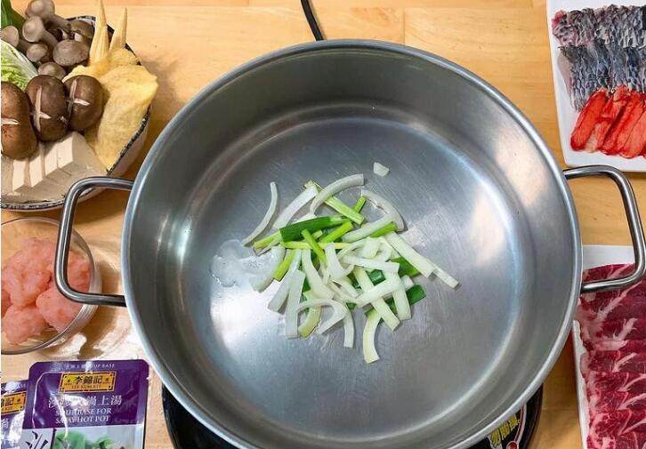 沙嗲猪肉火锅,将切丝洋葱爆香，并加水入锅。