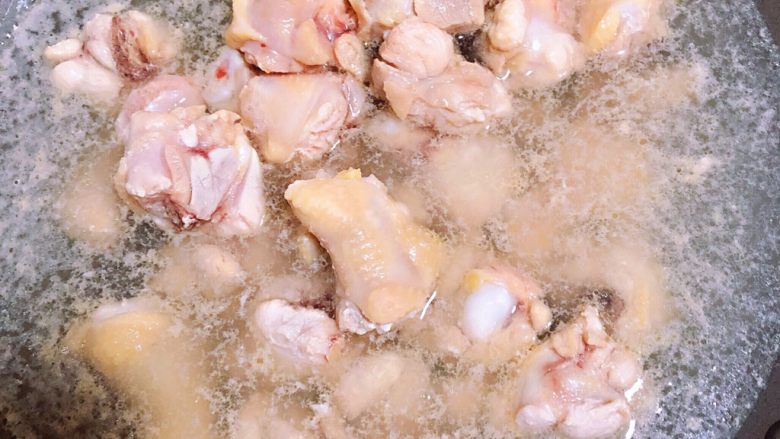 南瓜香菇鸡翅焖饭,锅中烧水，放入鸡翅根焯一下。