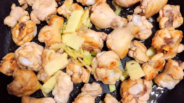 南瓜香菇鸡翅焖饭,放入鸡翅根翻炒均匀，再放入葱姜继续翻炒。