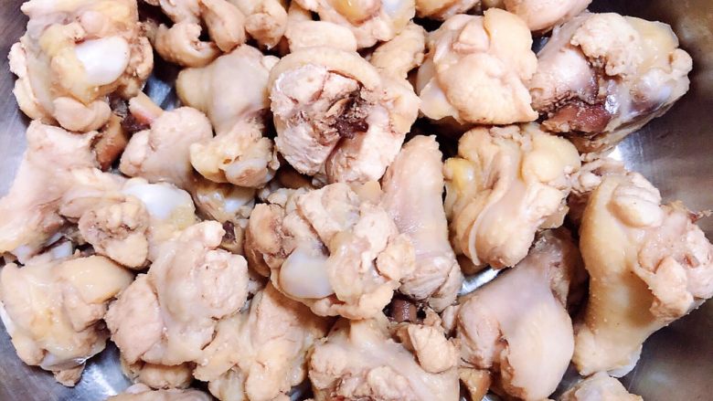 南瓜香菇鸡翅焖饭,鸡翅根洗干净待用。