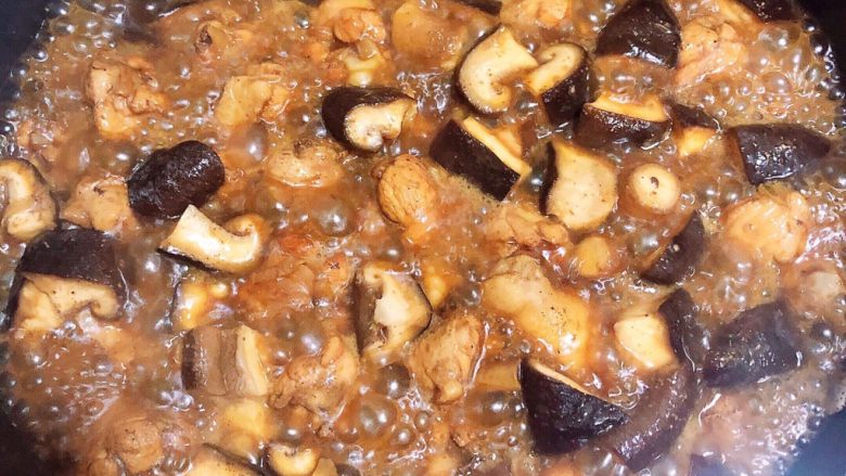 南瓜香菇鸡翅焖饭,盖上锅盖儿，炖煮5分钟。