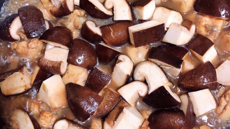南瓜香菇鸡翅焖饭,炖煮五分钟后，放入香菇块儿。
