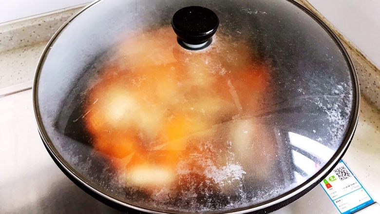 胡萝卜木耳炒鸡丝,盖上锅盖，转中小火焖煮3分钟