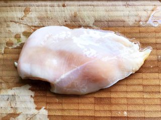 胡萝卜木耳炒鸡丝,鸡胸肉洗净，撕去筋膜，剪去多余脂肪