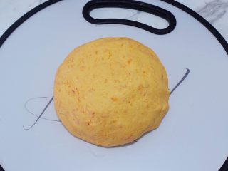 椰香红薯球,揉成光滑的面团