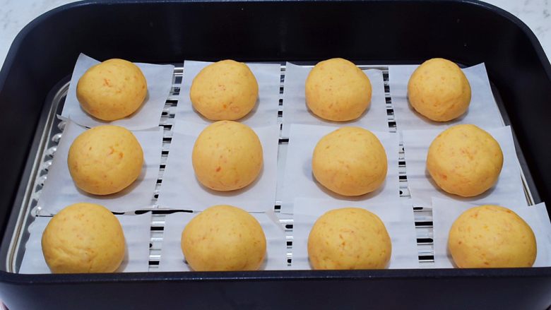 椰香红薯球,把红薯球垫上油纸，放入蒸笼中，再放入烧开水的蒸锅，蒸15分钟