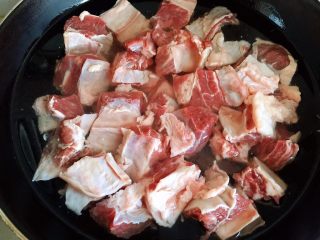 家庭改良版牛肉夹馍,牛肉洗净切块，凉水下锅焯水去血沫