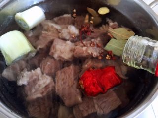 家庭改良版牛肉夹馍,牛肉块和配料放入电压力锅中，倒入料酒