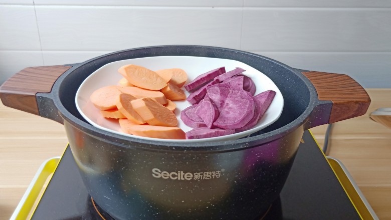 自制手工芋圆,红薯，紫薯上锅蒸熟。