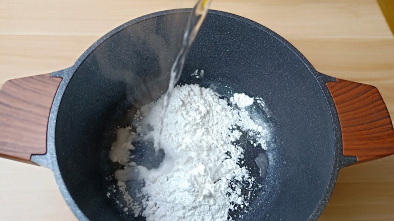 自制手工芋圆,取60克的木薯粉，加适量的开水【一点点加】