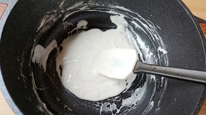 自制手工芋圆,加到搅拌成糊状，不要太稀。