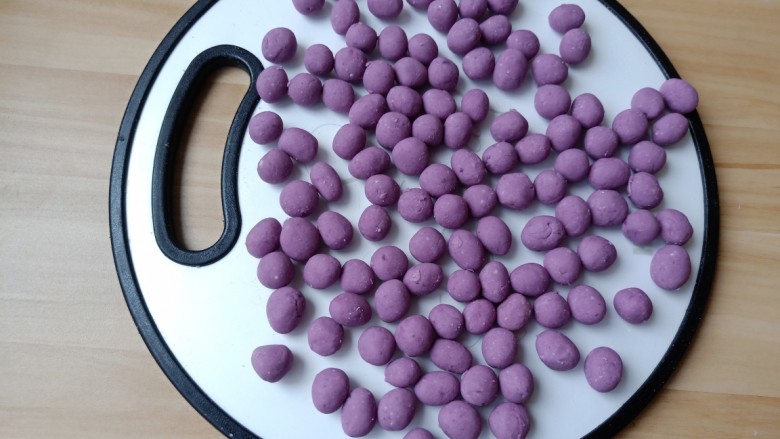 自制手工芋圆,紫薯面团搓一个个小球状。
