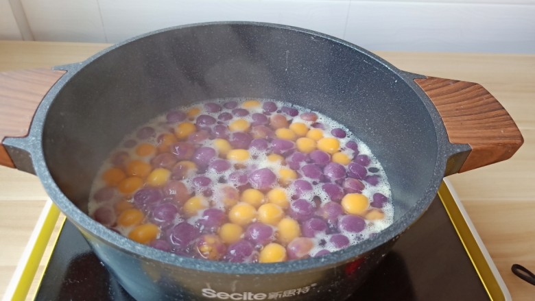 自制手工芋圆,煮至芋圆浮起就可以。