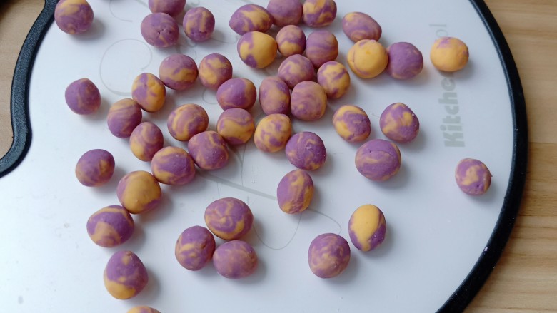 自制手工芋圆,红薯面团加紫薯面团就是这个颜色。