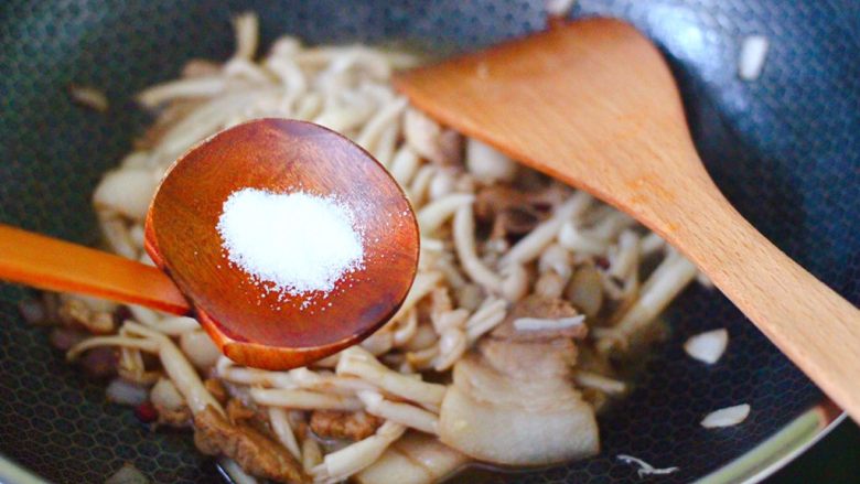 花肉白玉菇小炒,根据个人口味，加入适量的盐调味。