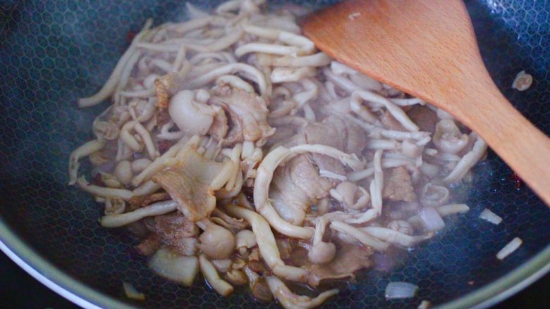 花肉白玉菇小炒,大火继续翻炒至所有的食材变软。