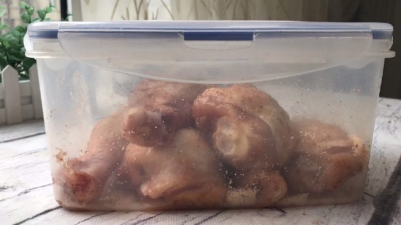 秘制烤鸡翅（鸡腿）,盖上盖子放冰箱冷藏腌制10个小时以上，中途翻个个。