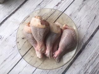秘制烤鸡翅（鸡腿）,鸡翅或鸡腿洗净备用（图片上的是琵琶腿）。