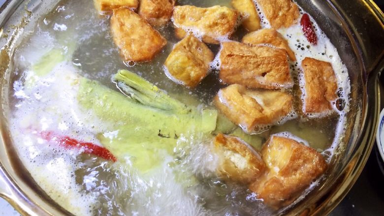 牛尾巴鱼白菜豆腐泡汤,放入豆腐泡继续煮10分钟