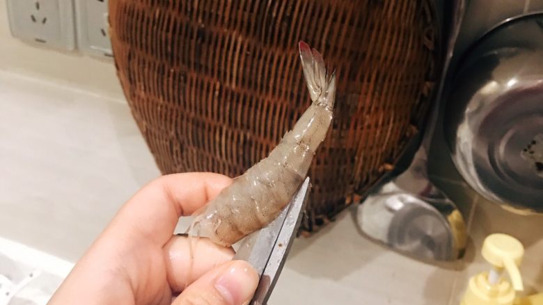 蒜蓉粉丝开背虾,用剪刀开背，这一步只是剪开壳，之后还要用小刀把背切开