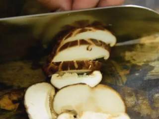 腐竹还有这么多好吃的做法，其中就有肉末香菇烧腐竹,将泡软后的腐竹切条，香菇切片备用