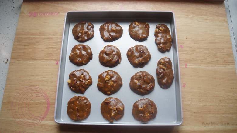 红糖红枣核桃饼干,取大约25克左右的一个剂子，滚圆，再按扁。放到烤盘中。