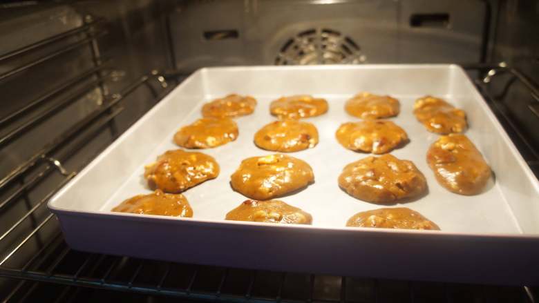 红糖红枣核桃饼干,把烤盘放到预热好180度的烤箱中，烘烤20分钟即可。取出晾凉，密封保存。