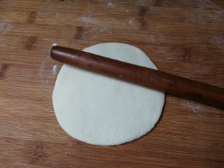 白天鹅馒头,所有食材合在一起搅拌成面团，醒发十分钟，取一份幹成厚圆片