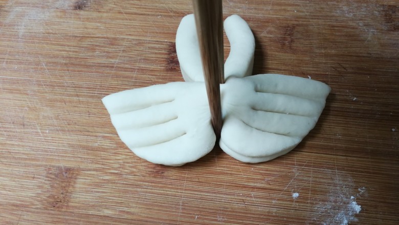 白天鹅馒头,用筷子竖着在中间夹紧