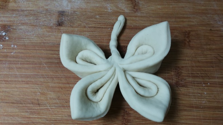 蝴蝶馒头,用筷子在中间夹紧，将捏的部分用手捻成长条