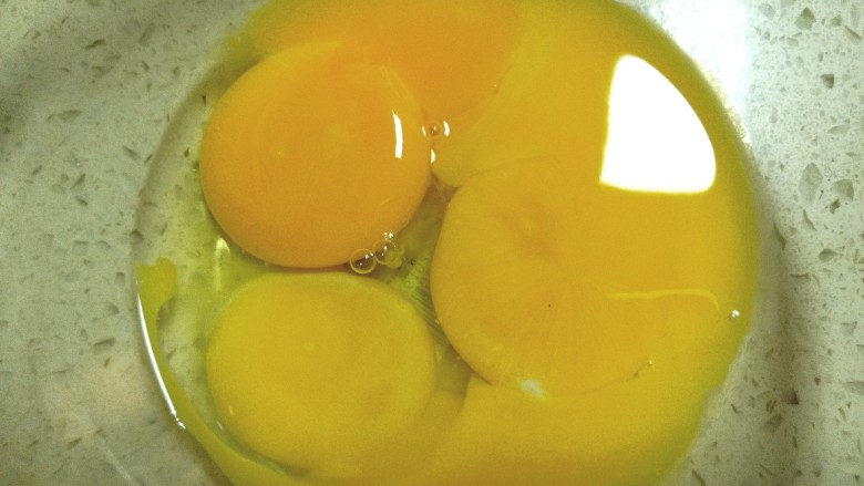 蒸酸奶蛋糕,首选取两个干净的盆，将蛋清蛋黄分离