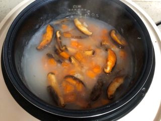 什锦虾仁粥,加入炒好的香菇胡萝卜