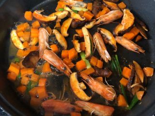 什锦虾仁粥,放香菇和胡萝卜加少许水翻炒一会后取出虾头和葱段