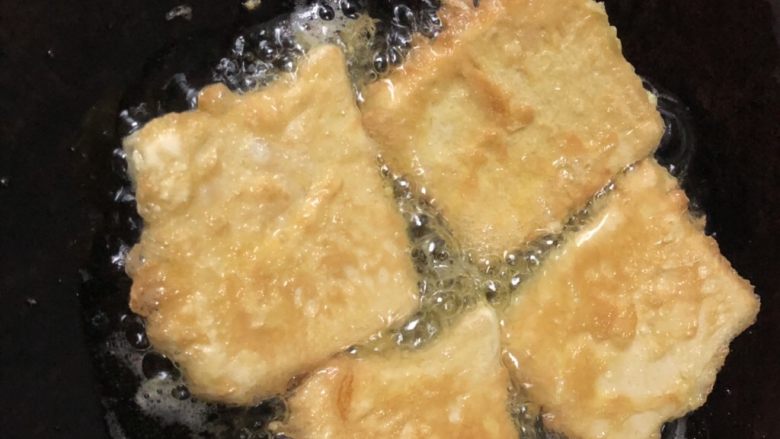 香煎鸡蛋豆腐,用筷子翻面，煎至豆腐块两面金黄即可出锅。