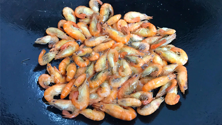 美极小河虾,锅中倒入适量油，放入清洗干净的小河虾。