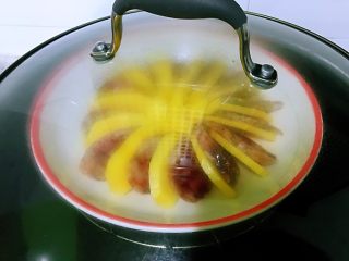 香肠土豆片,放入蒸锅，开火，水沸腾之后蒸10分钟，取出即可。