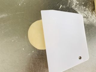 老婆饼,包好的饼胚放在案板上，用刮板压在饼胚上轻轻按压成直径七厘米大小即可。也可以用擀面棍从中间向两边擀
