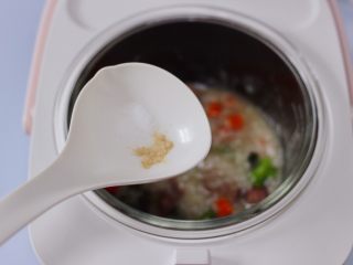 西兰花猪肝粥（宝宝辅食）,出锅的时候，加入少许盐和胡椒粉调味。