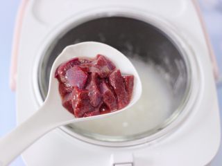 西兰花猪肝粥（宝宝辅食）,提前30分钟，放入腌制好的猪肝。