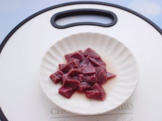 西兰花猪肝粥（宝宝辅食）,把猪肝和调料混合拌匀后，腌制30分钟。